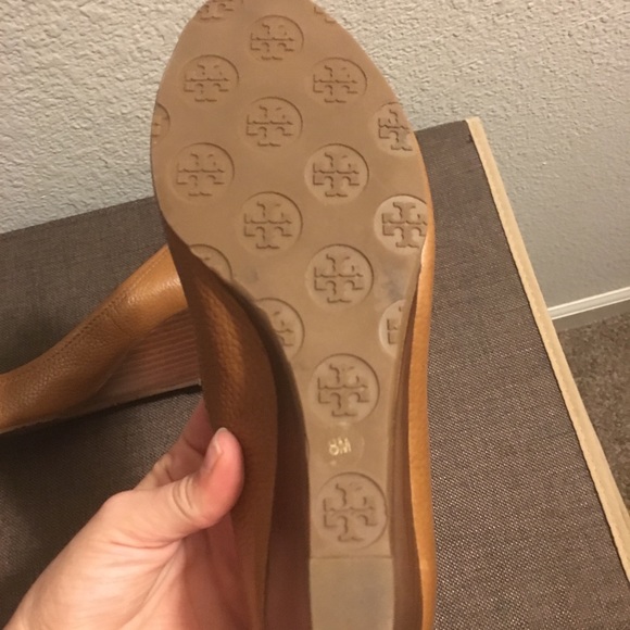 Tory Burch Sally wedges brown/tan with gold - Picture 4 of 4